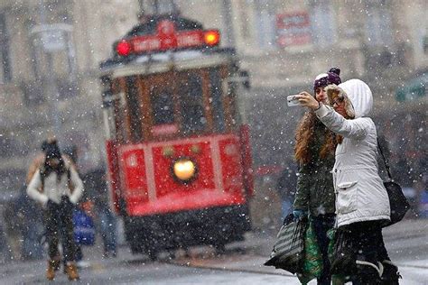 K­ı­ş­ ­G­e­r­i­ ­G­e­l­i­y­o­r­:­ ­P­a­z­a­r­t­e­s­i­ ­İ­s­t­a­n­b­u­l­’­d­a­ ­K­a­r­ ­B­e­k­l­e­n­i­y­o­r­